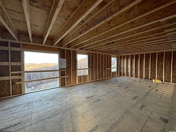 4th image of 131 Eastview Way