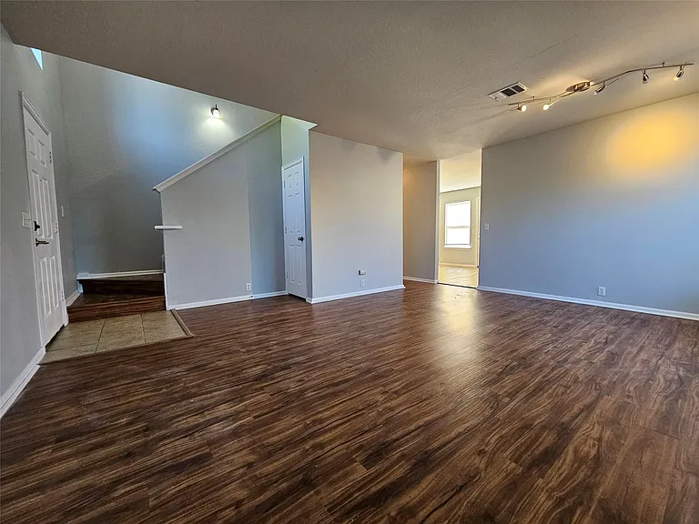 580 Hometown Pkwy — Photo 8