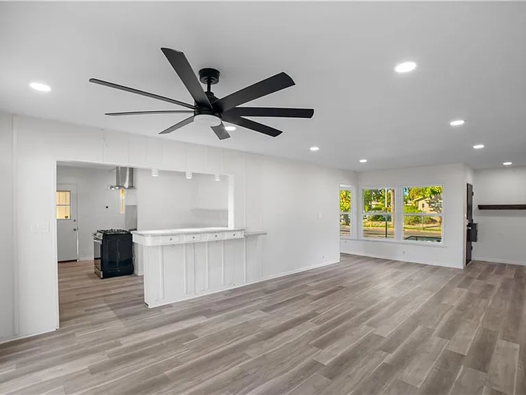 7400 Cozycroft Ave — Photo 6