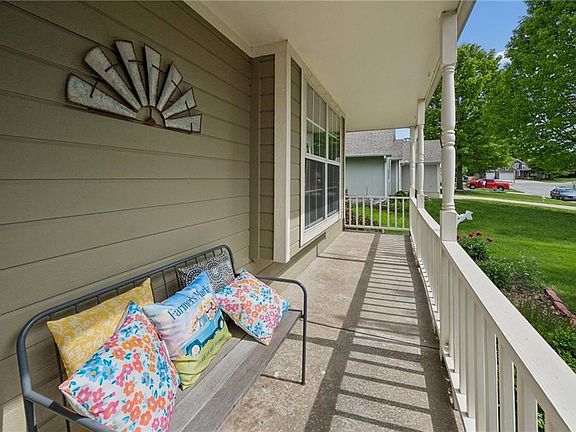 3rd image of 325 SE Canterbury Ln