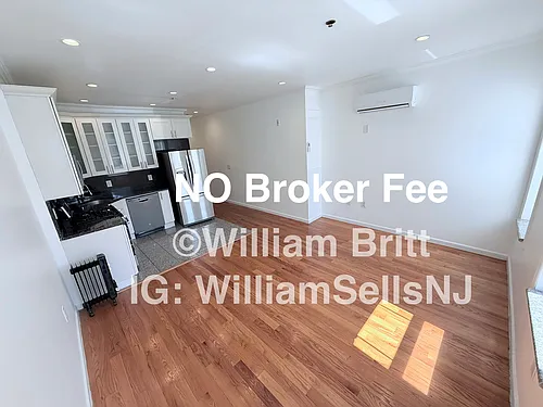 377 Danforth Ave Photo 1