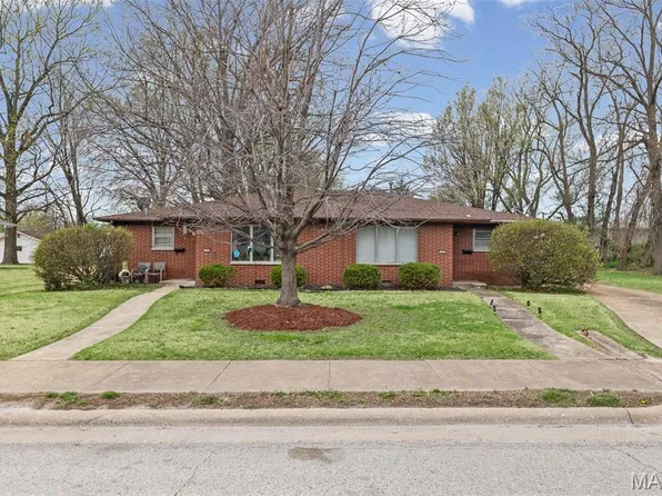 717 Royal Heights Rd, Belleville, IL 62226