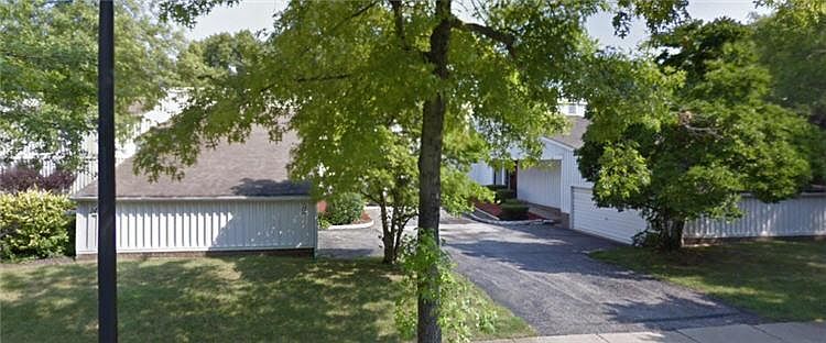2nd image of 13 Sutton Pl #13