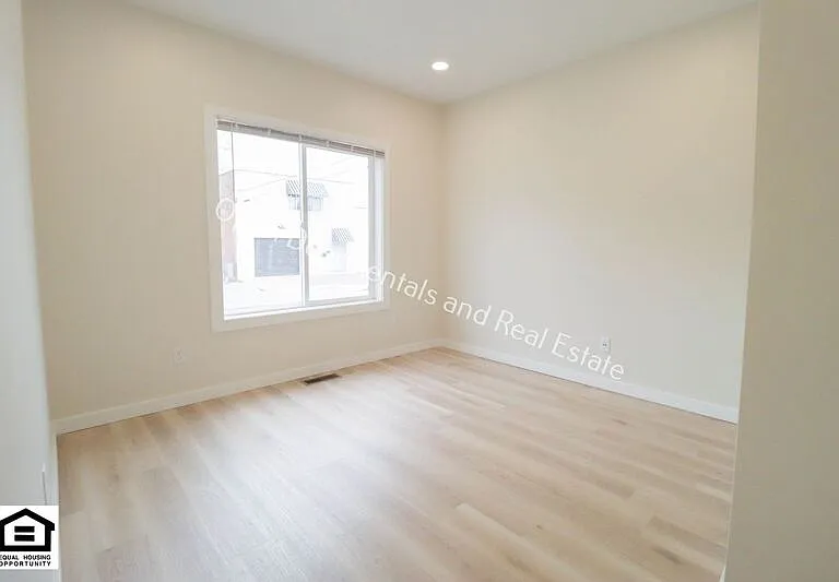 417 W 4th St #100 — Photo 9