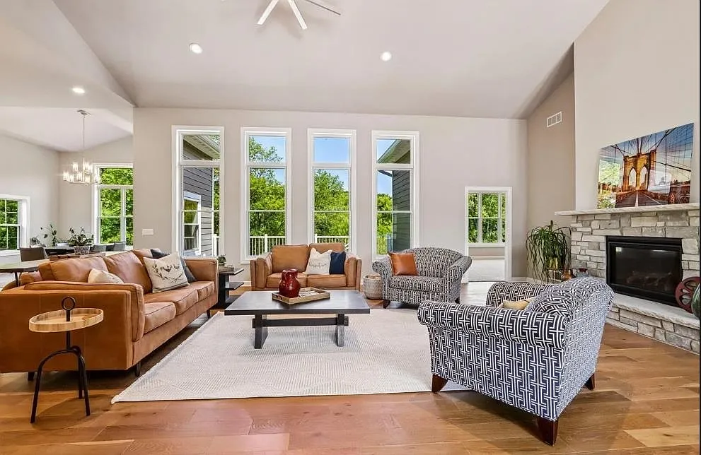 4 bed, 3.0 bath, 5883 sqft, $8,995 — Photo 1