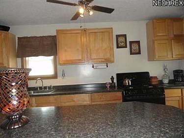 3rd image of 924 Oakwood Dr