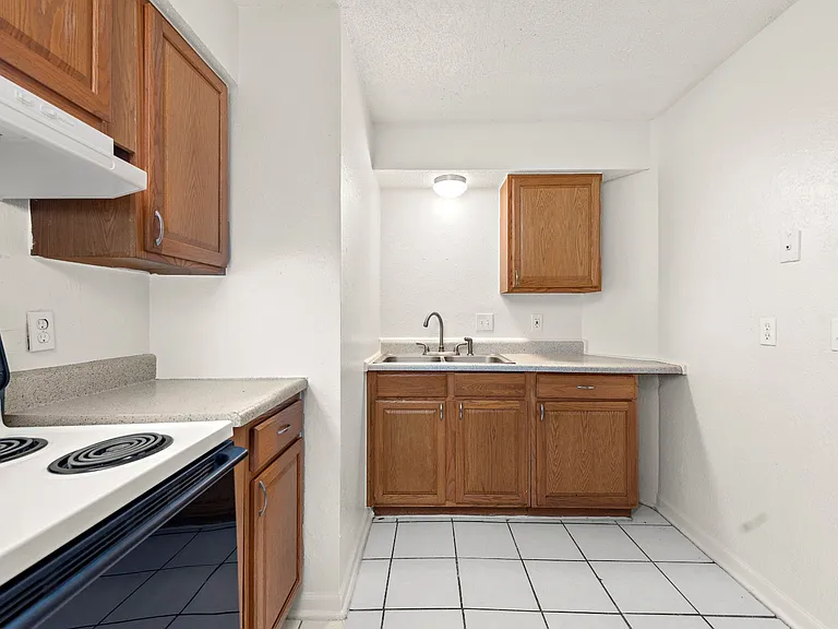 400-408 W Poplar St — Photo 20