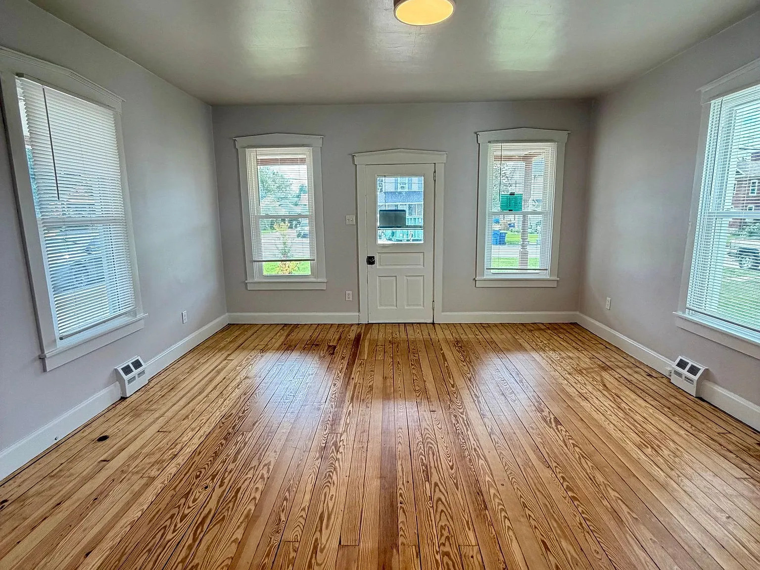 3 bed, 2.0 bath, 2056 sqft, $2,265 — Photo 4