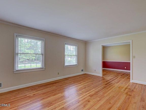 4th image of 942 Greenhowe Drive