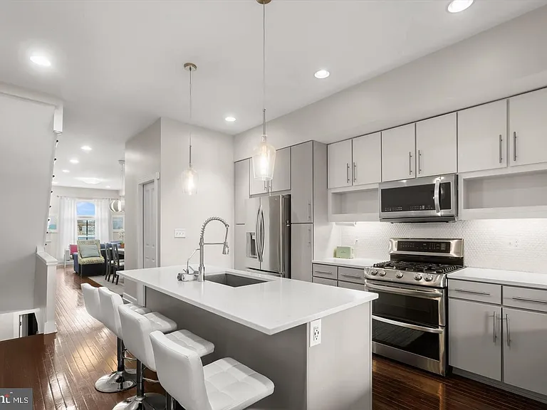 943 N Patterson Park Ave — Photo 7