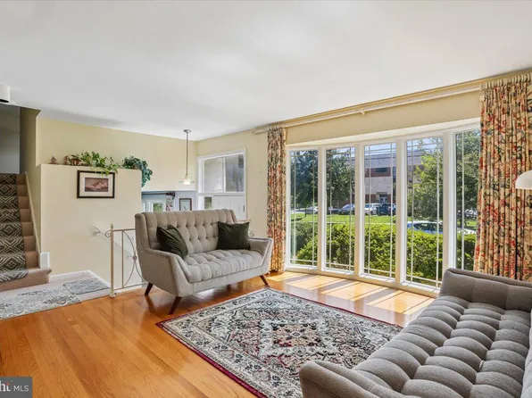 5815 Folkstone Rd, Bethesda, MD 20817