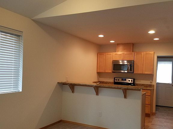 4th image of 376 NE Hazelberry Ct