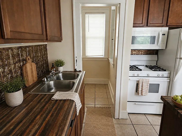 406 W Green St #1 — Photo 3
