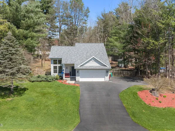 5 Finch Road, Queensbury, NY 12804