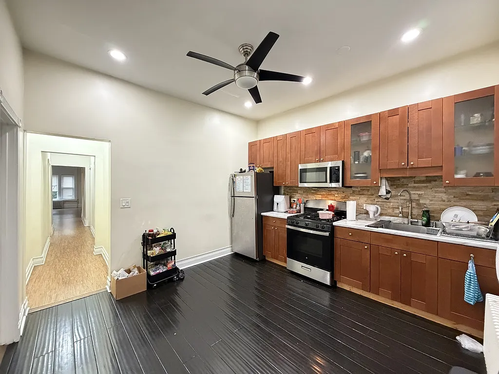 Appealing 3 Bed, 1 Bath at Wabash + 46th (Bronzeville) — Photo 4