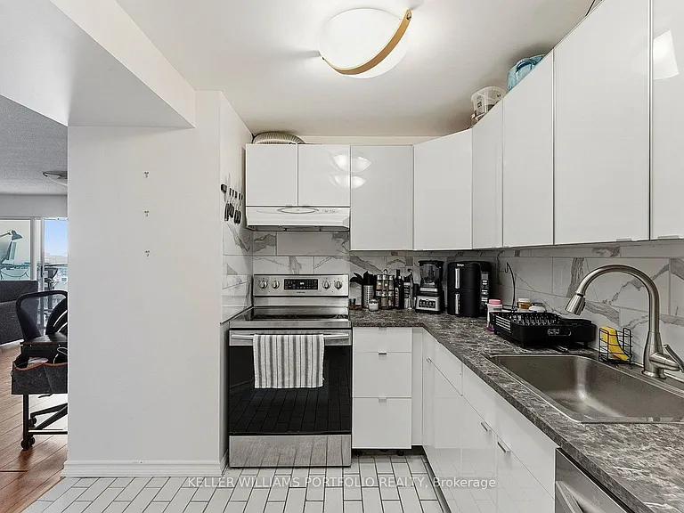 705 King St W #601 — Photo 12