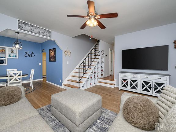 5th image of 23 Hearthstone Ave