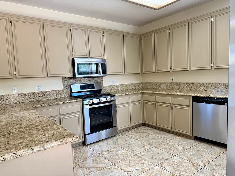 1561 Rebecca Ln — Photo 17