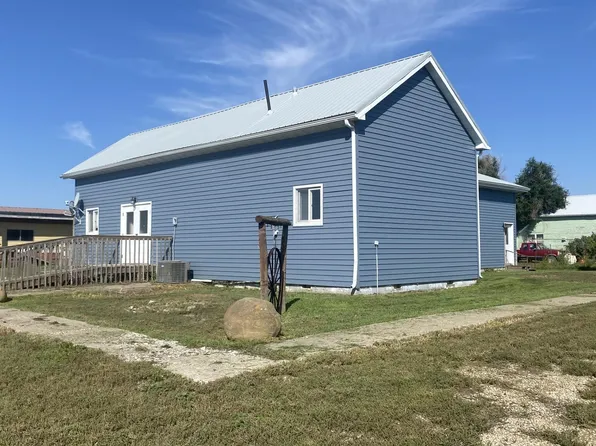 202 1st St SW, Camp Crook, SD 57724
