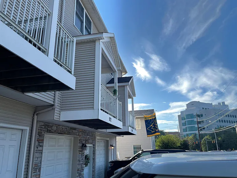 974 Northwestern Ave — Photo 3