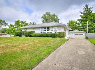 28 Sandcreek Dr, Decatur, IL 62521