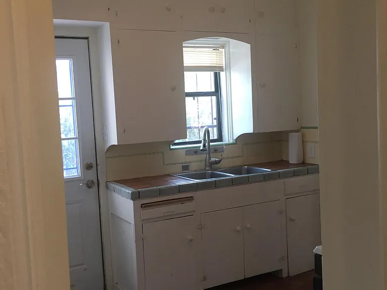 1215 E Mabel St — Photo 2