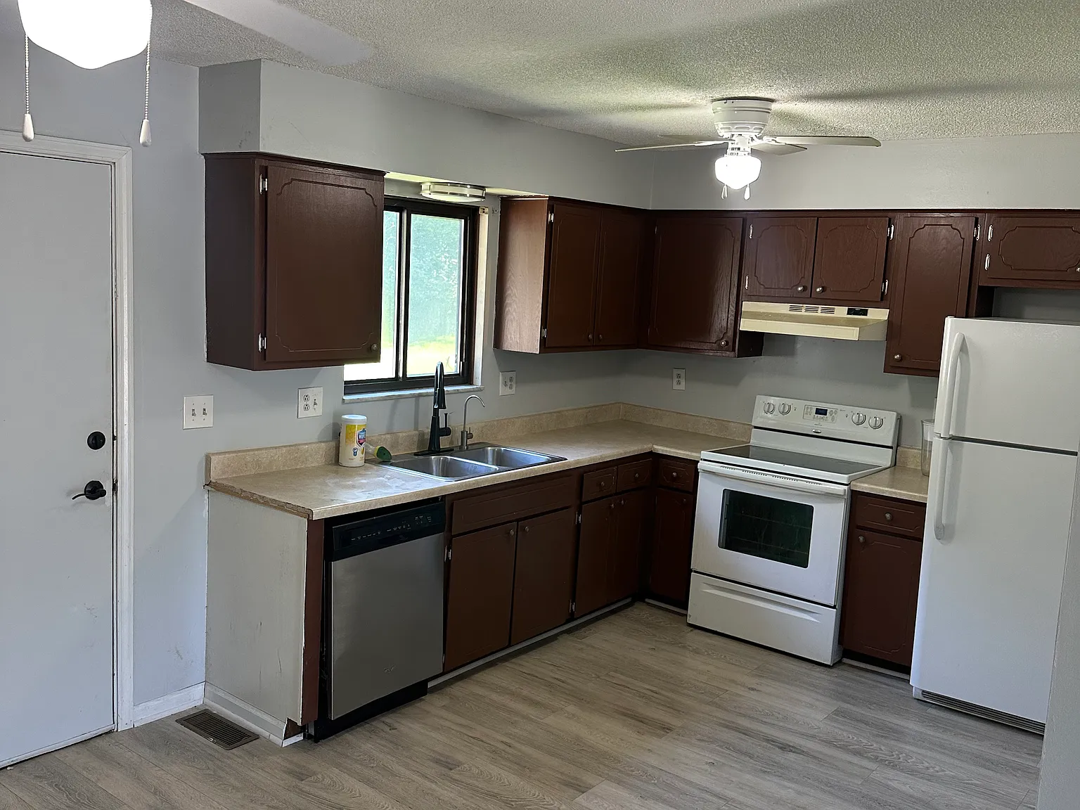 3 bed, 1.5 bath, 580 sqft, $1,750 — Photo 2