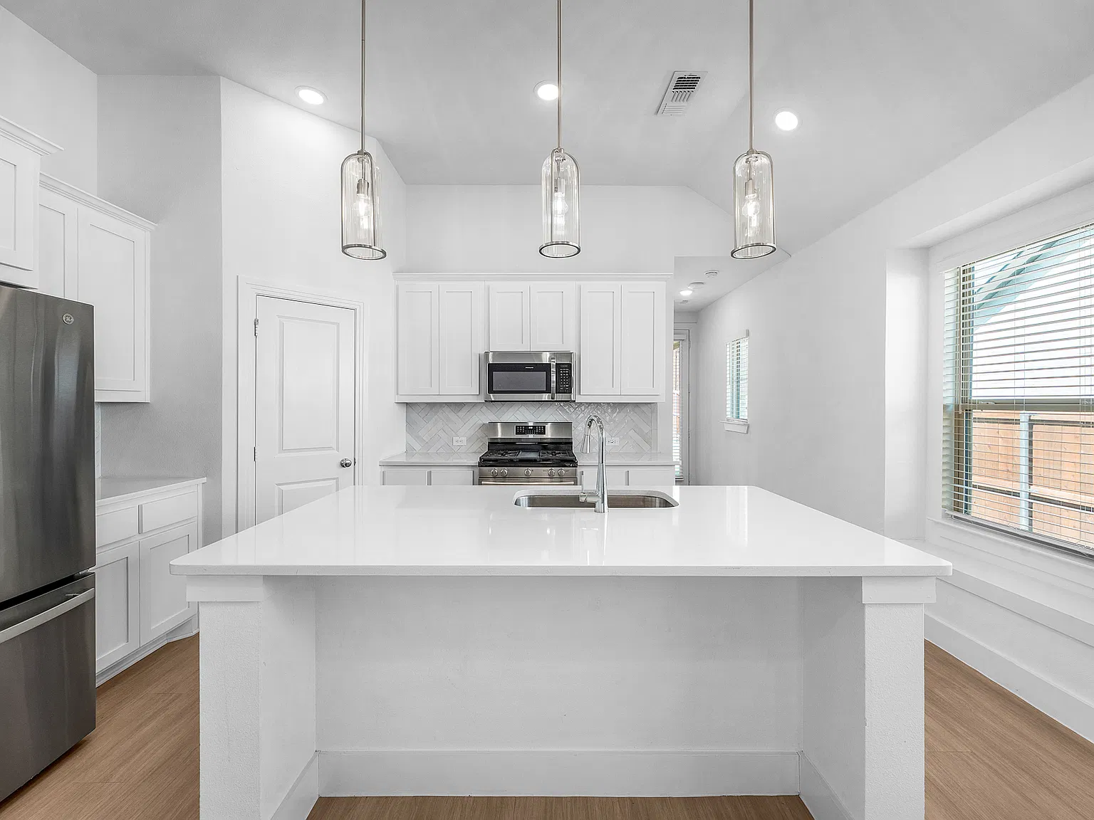 3 bed, 1618 sqft, $1,950 — Photo 4