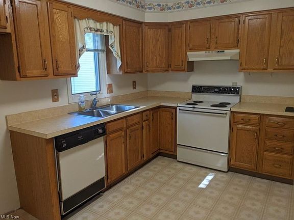5th image of 16655 Lake Circle Dr