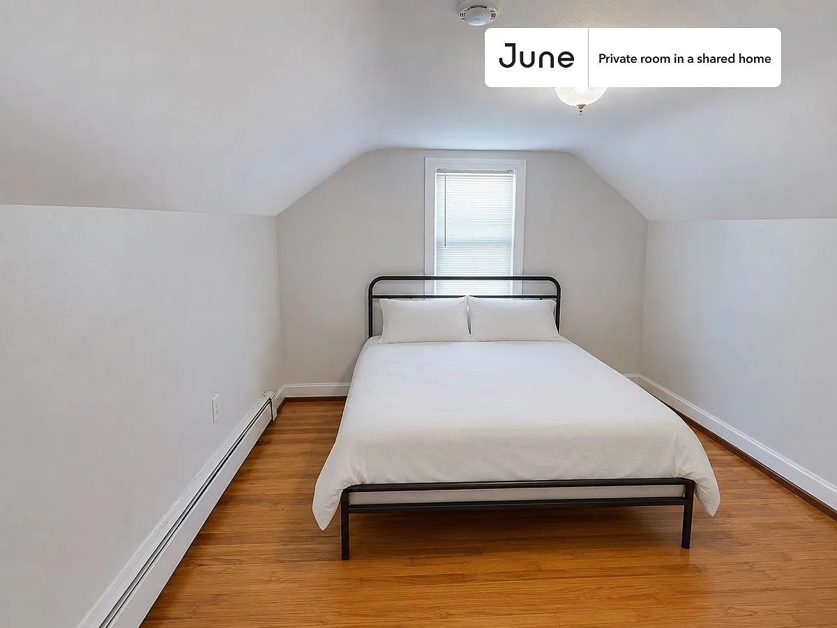 Queen bedroom in 4 bed/2 bath home in East Cambridge #1810 D — Photo 1