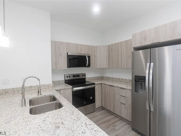 1217 Cellini St E — Photo 9