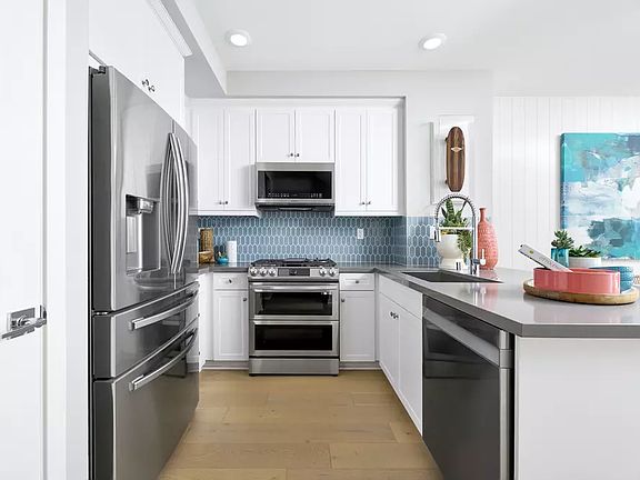 5th image of 658 Sunrise St