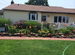 810 N Clinton Ave, Lindenhurst, NY 11757