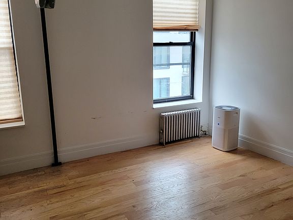 3rd image of 127 Grand St APT 10