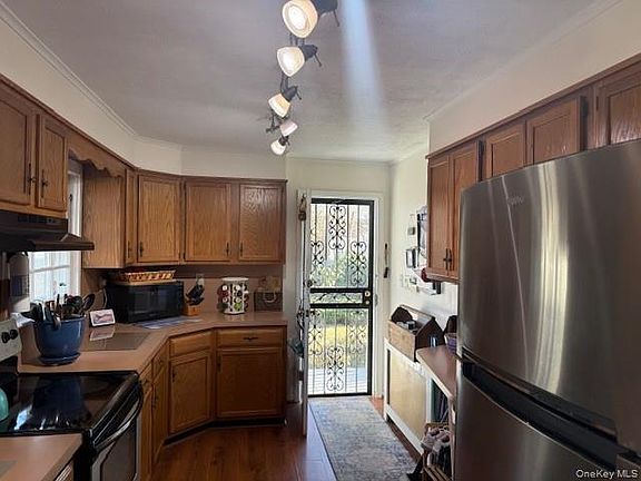 3rd image of 154 Cedar Road E