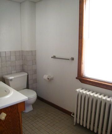 3rd image of 1508 E Moyamensing Ave