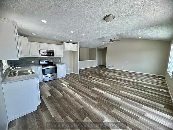 3rd image of 903 E Avenue Pl
