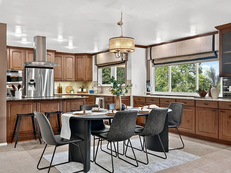 700 Rogart Dr — Photo 6
