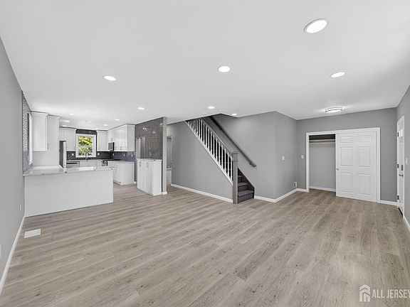 4th image of 103 Minna Ave