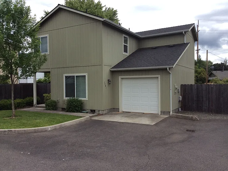 1381 SE M St — Photo 1