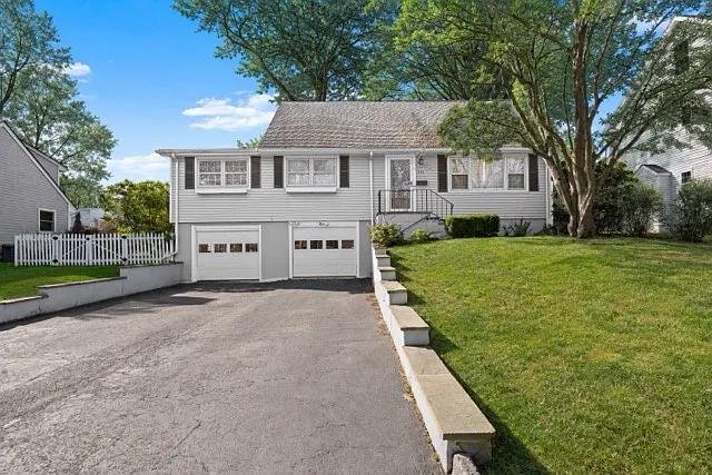 111 Mayweed Rd