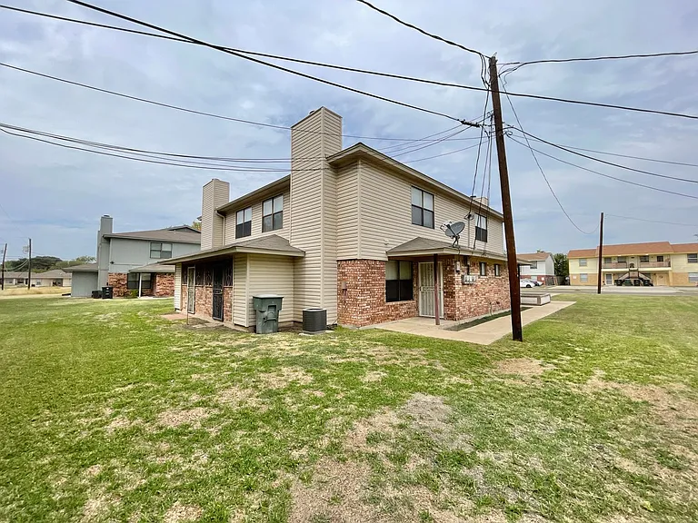 4806 Rainbow Cir — Photo 2