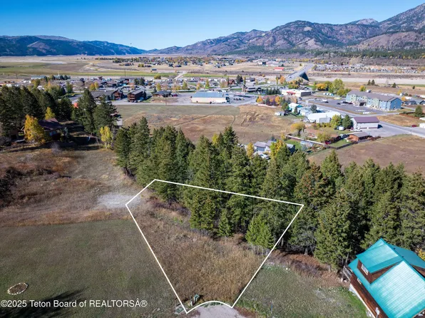 682 Overlook Cir, Alpine, WY 83128