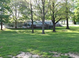 906 W 5th St, Bluford, IL 62814