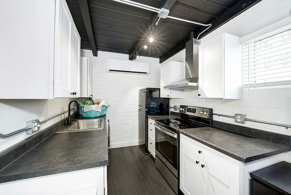 Studio, 240 sqft, $1,095 — Photo 4
