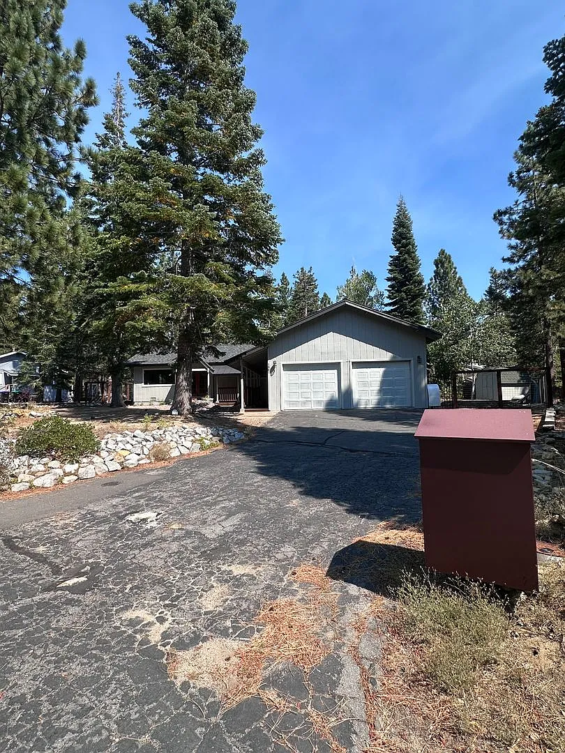 Pet Friendly Tahoe Home Full of Sought After Amenities! A/C, Heated Garage, Fenced in Backyard — Photo 2