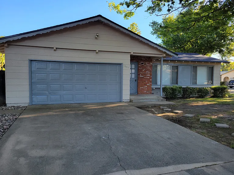 1805 Fairfax Ave — Photo 2