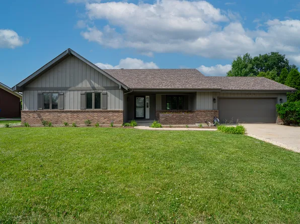 131 Heritage Dr, Minooka, IL 60447