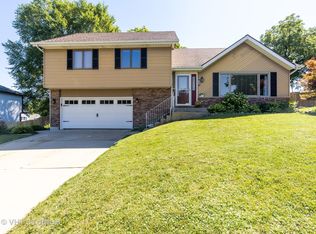 809 Oak Manor Dr, Marengo, IL 60152