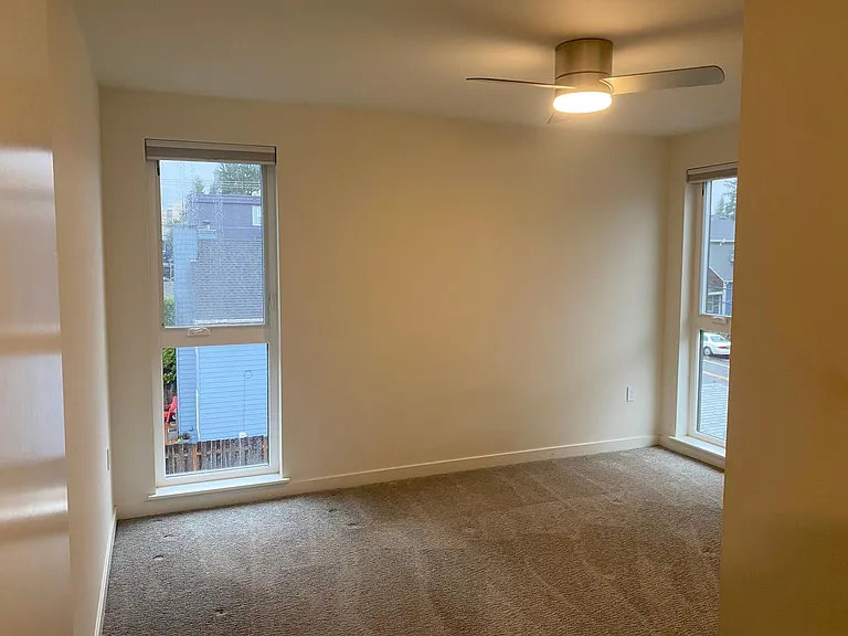 2000 SE Tacoma St #12 — Photo 9